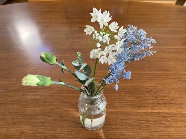 bloomeeのお花を花瓶に挿した画像